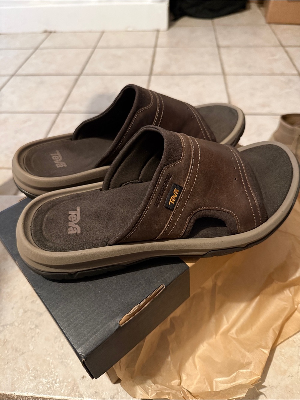New Never Worn Teva Men’s Brown Leather Slide Sandals